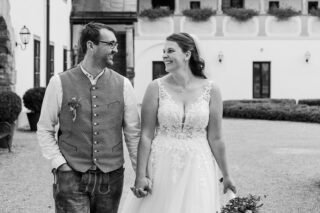 👰🏼‍♀️ ZWEI HERZEN - EIN TAKT! 👨🏽‍🚒
•
•
•
Liebe Sandra, lieber Bernhard! 
Auch auf diesem Weg dürfen wir euch nochmals ❤️-lich zu eurer Hochzeit gratulieren! 💍 
Möge eure Liebe stark und eure Ehe von Glück erfüllt sein! 🍀
•
•
•
📸 | @indira.zupani.photography 
#hochzeit #gratuliere #musihochzeit #mvmitterbach