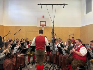 📻Radio NÖ Frühschoppen📻
•
•
•
Heute fand im Rahmen des Mariazeller Advents der Radio Niederösterreich Frühschoppen, gemeinsam mit „den Flotten Vier“, in Mitterbach statt! 📻🎶
Unter der Moderation von Thomas Schwarzmann gaben wir eine Stunde lang, ein bunt geschmischtes Programm zum Besten! 🎤

Für alle, die nicht dabei sein konnten, gibts es hier noch die Möglichkeit, das Ganze nachzuhören👇🏼
https://noe.orf.at/player/20251130/NFH/1764497048337
•
•
•
#mvmitterbach #musikvereinmitterbach #radionö #radioniederösterreich #mariazelleradvent #frühschoppen