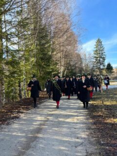 🐣OSTERWECKRUF 2026🐣
•
•
•
Heute fand wieder unser traditioneller Osterweckruf statt! 🎺🐰
Begonnen haben wir um 05:00 Uhr, in Friedenstein, bei Familie Büchinger, wo wir zuvor ein köstliches Frühstück genießen durften – vielen Dank dafür! ☕️
Nachdem sich der Nebel endlich verzogen hatte, marschierten wir bei schönem, warmen Wetter durch ganz Mitterbach. ☀️
An dieser Stelle bedanken wir uns nochmals herzlich bei allen für die zahlreichen Getränke-, Speisen- und Geldspenden.
Der Musikverein Mitterbach wünscht allen Freunden und Gönnern FROHE OSTERN! 🌷
•
•
•
#mvmitterbach #musikvereinmitterbach #mitterbach #osterweckruf #tradition