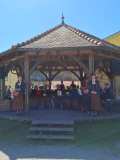 🌳 MAIBAUMAUFSTELLEN 2026🌳
•
•
•
Gestern haben wir gemeinsam mit der @ff_mitterbach und der @bergrettung_mitterbach den Maibaum in Mitterbach aufgstellt! 💪🏼Das Ganze wurde von uns musikalisch umrahmt! 🎶 
Ein großes Dankeschön gilt auch dem Hofladen Sepplbauer aus Mitterbach, der für das leibliche Wohl sorgte! 🐽 
•
•
•
#maibaumaufstellen #mitterbach #mvmitterbach #ffmitterbach #bergrettungmitterbach