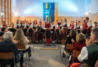 🌷🎺 𝐅𝐑𝐮̈𝐇𝐉𝐀𝐇𝐑𝐒𝐊𝐎𝐍𝐙𝐄𝐑𝐓 𝟐𝟎𝟐𝟔 🎺🌷

Was für schöne zwei Konzertabende! 🤩
Wir möchten einfach nur 𝐃𝐀𝐍𝐊𝐄 sagen …

• für euren kräftigen Applaus 👏🏼
• für euren Besuch 🤩
• für die vielen Helferleins in allen Bereichen 🫶🏼
• und für das ein oder andere nette Tratscherl an der „Musi-Bar“ 🍷🍻

Im Zuge unseres Frühjahrskonzertes durften wir außerdem einige 𝐌𝐮𝐬𝐢𝐤𝐞𝐫𝐈𝐧𝐧𝐞𝐧 für ihre besonderen Verdienste rund um unseren Musikverein ehren: 🏅

• 𝐅𝐫𝐚𝐧𝐳 𝐆𝐫𝐢𝐞𝐬𝐬𝐥 - 𝟐𝟓 𝐉𝐚𝐡𝐫𝐞 aktive Tätigkeit
• Bgm. 𝐓𝐡𝐨𝐦𝐚𝐬 𝐓𝐞𝐮𝐛𝐞𝐧𝐛𝐚𝐜𝐡𝐞𝐫 – 𝟒𝟎 𝐉𝐚𝐡𝐫𝐞 aktive Tätigkeit
• ⁠𝐊𝐚𝐭𝐡𝐚𝐫𝐢𝐧𝐚 𝐇𝐚𝐫𝐚𝐧𝐭 – 𝟓𝟎 𝐉𝐚𝐡𝐫𝐞 aktive Tätigkeit
• ⁠𝐀𝐧𝐝𝐫𝐞𝐚𝐬 𝐇𝐚𝐫𝐚𝐧𝐭 – 𝟓𝟎 𝐉𝐚𝐡𝐫𝐞 aktive Tätigkeit
• ⁠𝐀𝐧𝐭𝐨𝐧 𝐖𝐮𝐫𝐳𝐞𝐧𝐛𝐞𝐫𝐠𝐞𝐫 – 𝟓𝟎 𝐉𝐚𝐡𝐫𝐞 aktive Tätigkeit
• ⁠𝐖𝐢𝐥𝐡𝐞𝐥𝐦 𝐒𝐭𝐞𝐡𝐫 – Ehrennadel in Silber für seine unzähligen „vergangenen“ Tätigkeiten im Vorstand … so ganz loslassen kannst du ja (oder können und wollen auch wir) nicht 😉

Danke für diesen gelungenen Abend — wir freuen uns schon aufs nächste Mal! 🎺

#mvmitterbach #musikvereinmitterbach #frühjahrskonzert #vereinsleben