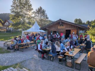 🪚 𝐌𝐚𝐢𝐛𝐚𝐮𝐦𝐮𝐦𝐬𝐜𝐡𝐧𝐞𝐢𝐝𝐞𝐧 🪚
•
•
•
Gestern durften wir gemeinsam mit der Bergrettung und der Freiwilligen Feuerwehr Mitterbach, das Maibaumumschneiden veranstalten. 🪚🌲

Wir vom @musikverein_mitterbach, umrahmten diese Veranstaltung mit einem gemütlichen Dämmerschoppen und sorgte damit für gute Unterhaltung. 🥁 🎶 

Die @ff_mitterbach übernahm in gewohnter Art und Weise den Küchendienst und versorgte die zahlreichen BesucherInnen bestens. 🍽 🥩🍟

Die @bergrettung_mitterbach übernahm die Ausschank und sorgte durch die fleißigen Kellner für das Wohl aller Zuschauer. 🍻🍷

Vielen Dank für die hervorragende Zusammenarbeit und den gelungenen kameradschaftlichen Abend! 🤝🏼
•
•
•
#vereinsleben #mvmitterbach #mitterbach #dorfplatz #maibaumumschneiden