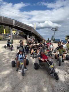 🎶🥾 Musiausflug 2026 ⛰️🚒
•
•
•
Unser Musikverein Mitterbach war gemeinsam unterwegs und genoss einen schönen Tag mit viel Spaß und in bester Gesellschaft!

Los ging es mit einer gemütlichen Wanderung hinauf bis zur Mittelstation der Gemeindealpe. 🥾
Oben angekommen, wurde bei einer gemeinsamen Jause im Gasthaus @baereneck_mitterbach ordentlich Energie getankt! 🥗🥓😋.

Danach hieß es: 
Ab ins Tal! 🏎️💨
Bei der Fahrt mit den Mountaincarts wurde ordentlich gelacht und gas gegeben – zum Glück alles unfallfrei! 😉

Zum Abschluss ließen wir den Tag beim Musi- und Feuerwehrfest in Lackenhof gemütlich ausklingen 🎺🍻🚒

Ein lustiger, geselliger und rundum gelungener Ausflug! ❤️🎶