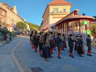 ☀️ Großartiger Abschluss der Sommerkonzerte! 🎶

Mit einem stimmungsvollen ⭐️-𝐌𝐚𝐫𝐬𝐜𝐡 fand unsere Sommerkonzert-Reihe ihren krönenden Abschluss. Gemeinsam mit der @stadtkapellemariazell, dem Musikverein Annaberg, dem @mvaschbach und unserer Gastkapelle, dem @blasmusikkogelsbach, ließen wir den Sommer noch einmal musikalisch hochleben. 

Rund 130 Musikerinnen und Musiker sorgten beim anschließenden 𝐌𝐨𝐧𝐬𝐭𝐞𝐫𝐤𝐨𝐧𝐳𝐞𝐫𝐭 für einen ganz besonderen Klang. 🎶🥁

Im Zuge dessen wurde auch der 𝐌𝐚𝐢𝐛𝐚𝐮𝐦 am Mariazeller Hauptplatz durch die Bergrettung Mariazellerland 𝐮𝐦𝐠𝐞𝐬𝐜𝐡𝐧𝐢𝐭𝐭𝐞𝐧 und das Ganze durch die @ffmariazell abgesichert! 🪚
🌳

Bei herrlichem Wetter durften wir uns über zahlreiche Besucherinnen und Besucher freuen, die gemeinsam mit uns den 𝐒𝐨𝐦𝐦𝐞𝐫 𝐚𝐮𝐬𝐤𝐥𝐢𝐧𝐠𝐞𝐧 ließen.☀️

Ein ❤️-liches 𝐃𝐚𝐧𝐤𝐞𝐬𝐜𝐡𝐨̈𝐧 an alle mitwirkenden Kapellen, Musikerinnen und Musiker sowie Helferinnen und Helfer! 👏🏼