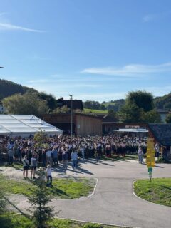 🎶🍻 𝐃𝐚̈𝐦𝐦𝐞𝐫𝐬𝐜𝐡𝐨𝐩𝐩𝐞𝐧 beim 𝐁𝐞𝐳𝐢𝐫𝐤𝐬𝐦𝐮𝐬𝐢𝐤𝐟𝐞𝐬𝐭 in Rabenstein 🍻🎶
•
•
•
Beim Bezirksmusikfest durften wir im Rahmen eines Dämmerschoppens für ordentlich Stimmung sorgen.  Die zahlreichen Musikerinnen und Musiker im Publikum, haben den Abend zu etwas ganz Besonderem gemacht! 👏🏼🎶

Es machte uns riesigen Spaß, gemeinsam mit euch zu musizieren, zu feiern und sogar ganz spontan das eine oder andere Lied anzustimmen! 🎤🎺🙌

Ein ❤️-liches 𝐃𝐀𝐍𝐊𝐄 an den @mvrabenstein 𝐟𝐮̈𝐫 𝐝𝐢𝐞 𝐄𝐢𝐧𝐥𝐚𝐝𝐮𝐧𝐠 und an alle, die dabei waren und mit uns diesen tollen Abend verbracht haben! 🥰🍻

Musik verbindet – gemeinsam macht’s noch mehr Spaß! 🤩 
•
•
•
#mvmitterbach #bezirksmusikfest #mvrabenstein #niederösterreich